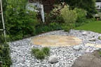 runder Sitzplatz aus Natursteinplatten